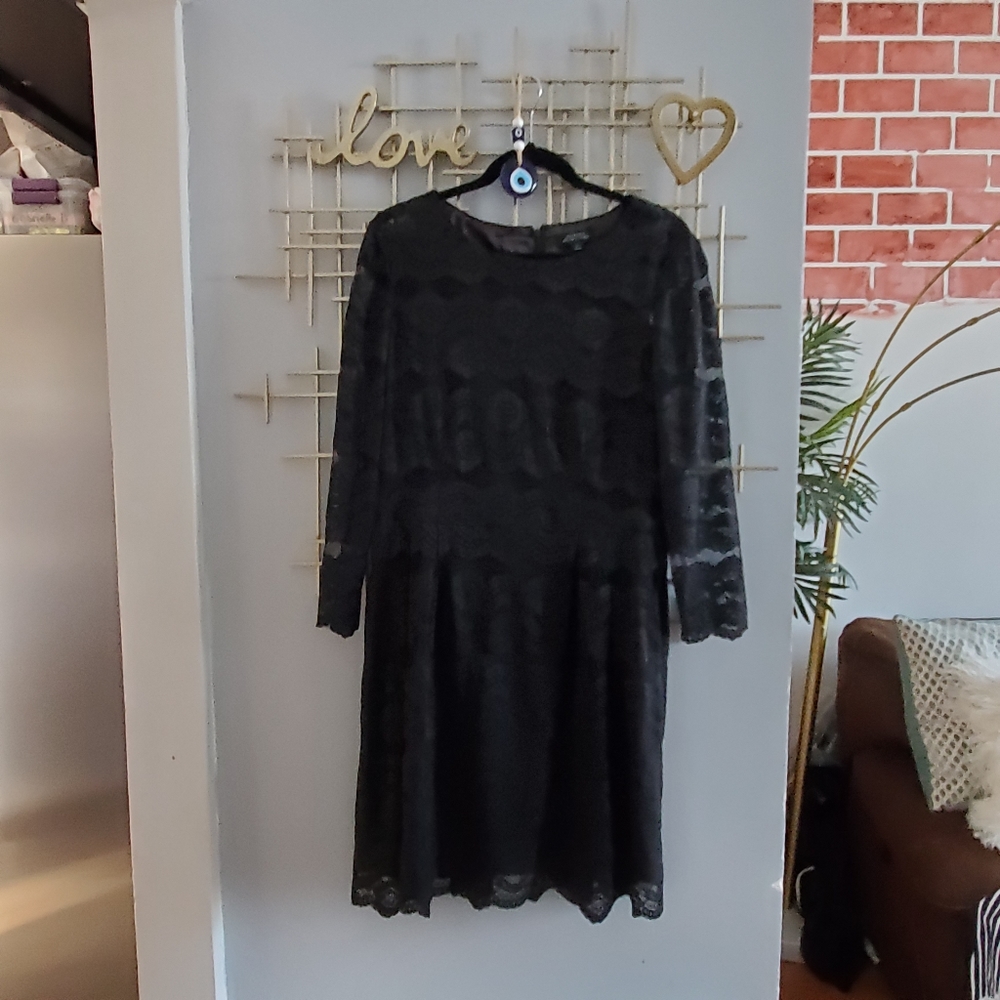 TAHARI Beautiful lace black dress.
